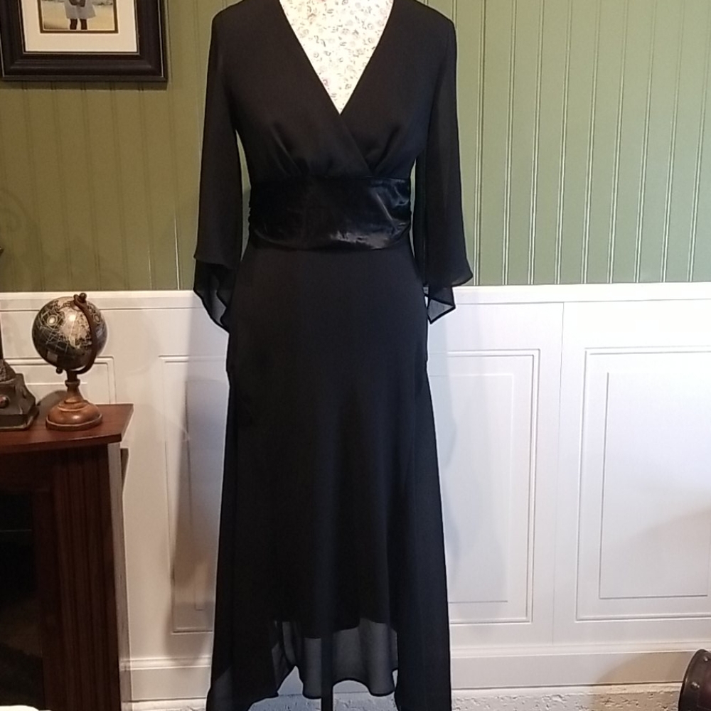Chris McLaughlin Black Flowing dress size 8 Dressy Formal Elegant Lightweight